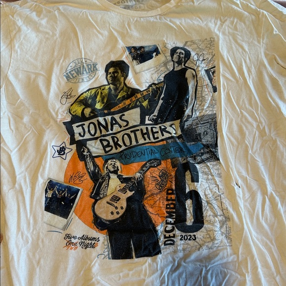 Jonas Brothers: The Tour Newark New Jersey T-Shirt from December 6th 2023 - Picture 3 of 4